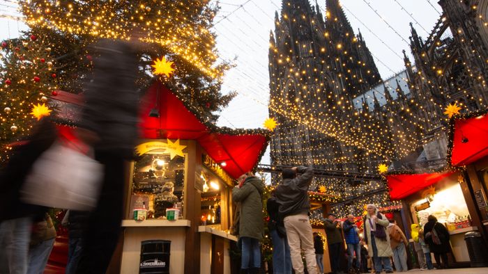 Christmas Market OpVisitors check the stalls selling Christmas decorations at Cologne Christmas in front of Dam Cathedral in Cologne, Germany, on November 18, 2024. (Photo by Ying Tang/NurPhoto) (Photo by Ying Tang / NurPhoto / NurPhoto via AFP)ens In Cologne