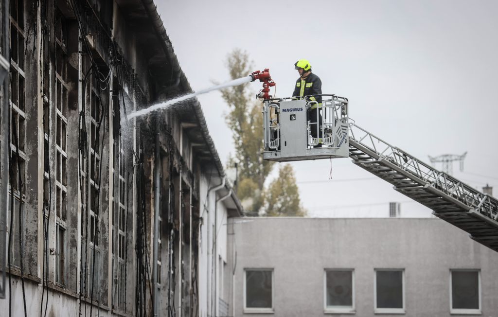 Soroksári út tűz csarnoképület ég