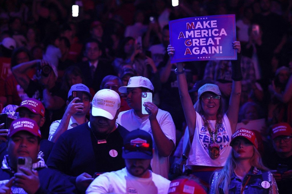 A tömeg hallgatja, ahogy a republikánusok elnökjelöltje, Donald Trump volt amerikai elnök beszél a Turning Point Action kampánygyűlésen a Thomas & Mack Centerben 2024. október 24-én Las Vegasban