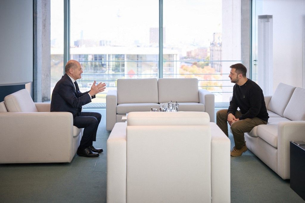 Olaf Scholz (L) német kancellár részt vesz a Volodimir Zelenszkij (R) ukrán elnökkel Berlinben tartott találkozón