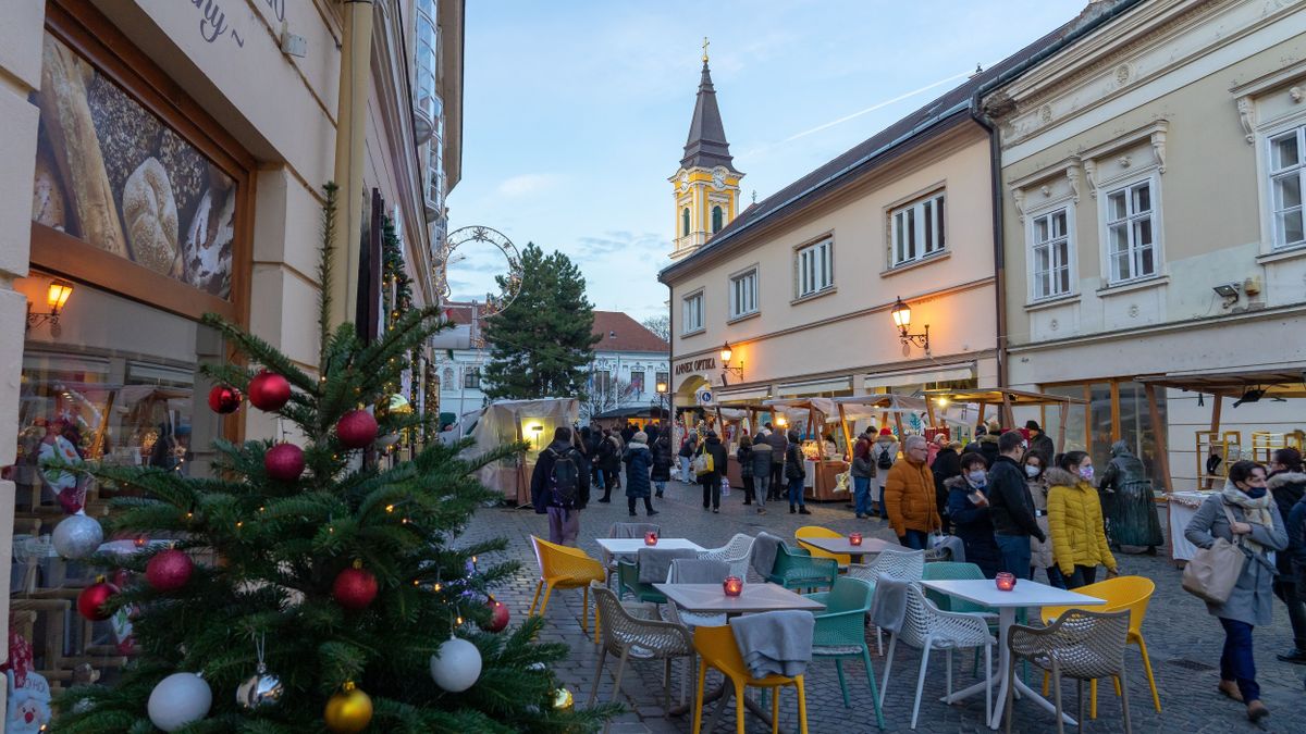 Ilyen volt, ilyen lett: kifosztották az adventi kiállítást a megyei jogú városban + fotók