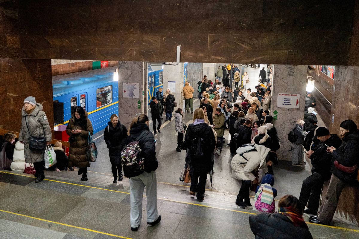 Ukrajna fővárosában a metróállomásokon keresnek menedéket az emberek