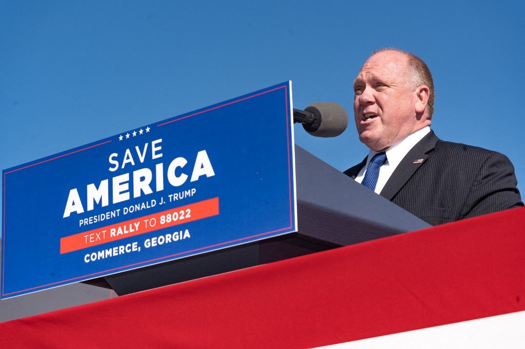 Tom Homan, az Egyesült Államok bevándorlási és vámigazgatási részlegének korábbi megbízott igazgatója Donald Trump választási rendezvényén beszél