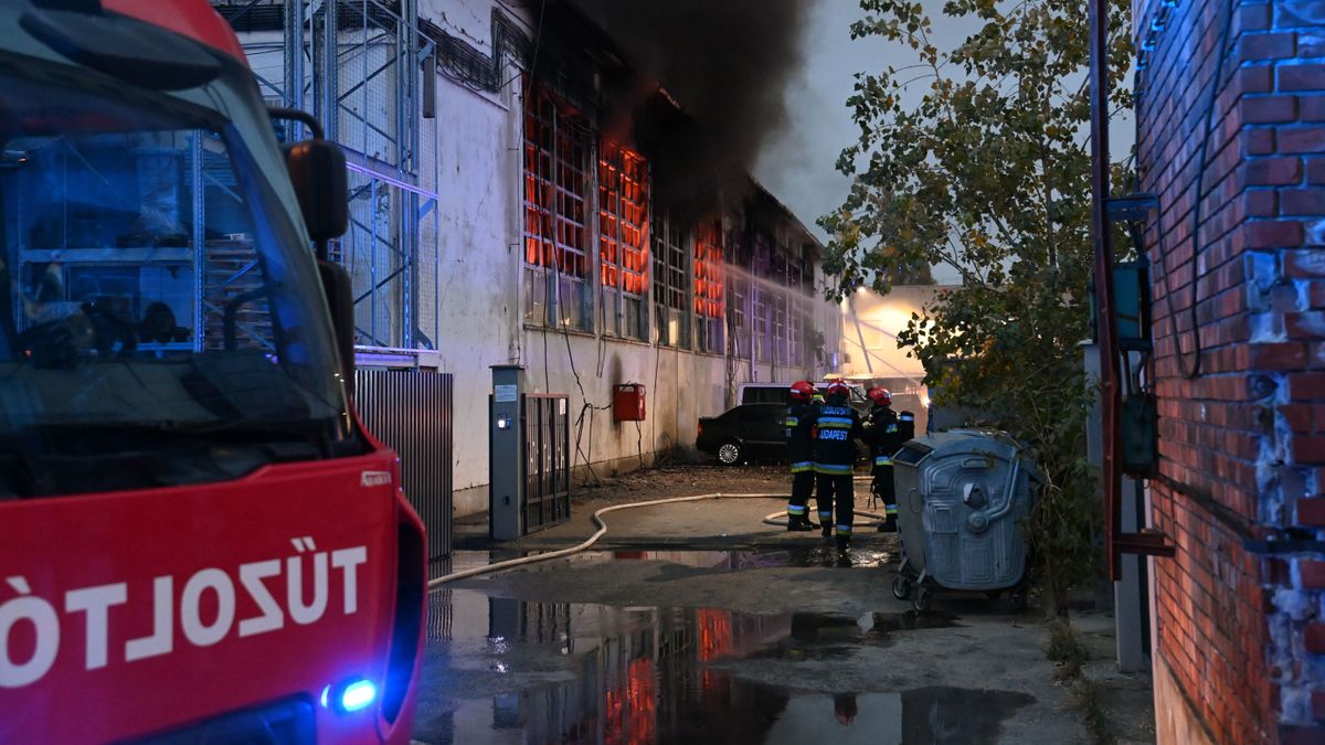 Öt sérültet hoztak ki a Soroksári úti csarnokból, amely reggel óta lángolt