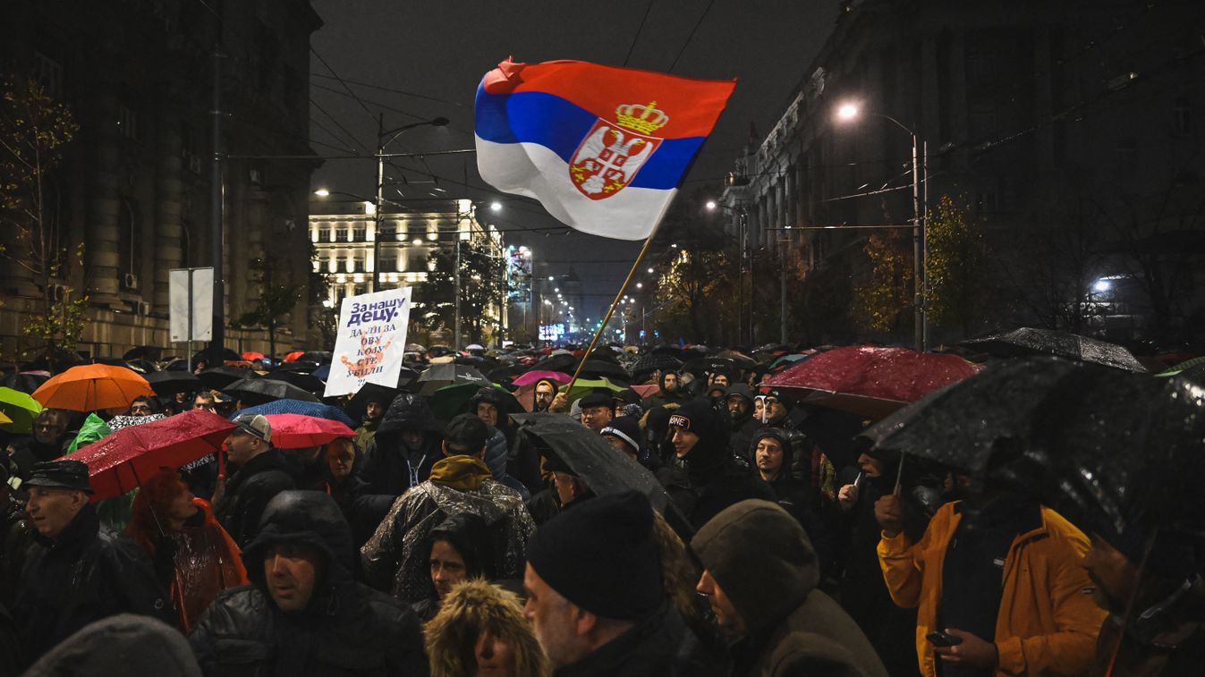 Szerbiai tüntetők a kormány lemondását követelik.