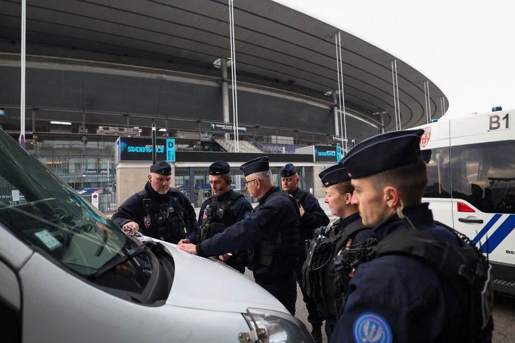 Francia rohamrendőrök biztosítják a Stade-de-France-t a francia és az izraeli csapat edzése előtt, a Franciaország és Izrael közötti UEFA Nemzetek Ligája labdarúgó-mérkőzés előestéjén a Párizstól északra fekvő Saint-Denis-ben 2024. november 13-án.