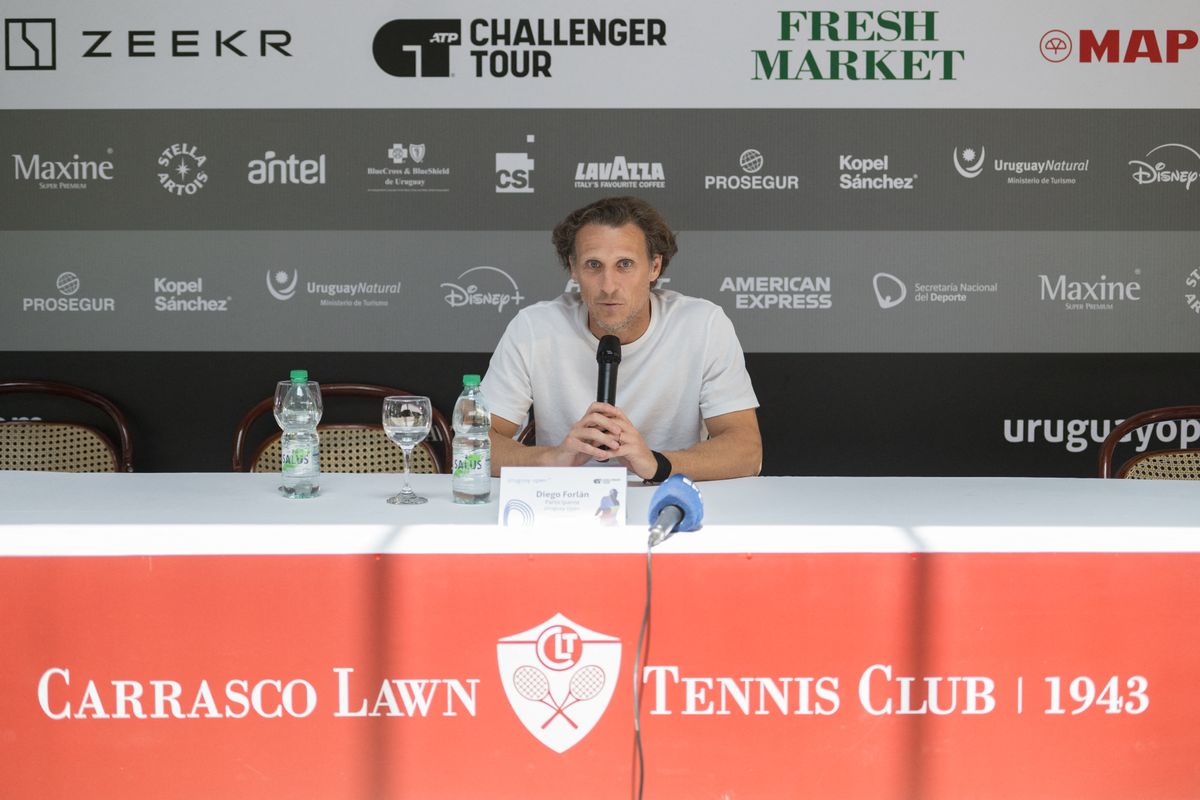 Former footballer and professional tennis player Diego Forlan speaks during a press conference of the Uruguay Open ATP Challenger Tour at the Carrasco Lawn Tennis Club in Montevideo on November 5, 2024. Diego Forlan, former striker for the Uruguayan national football team, Manchester United, and Atletico Madrid, is set to return to active sport as a tennis player at the age of 45, organizers of the Uruguayan Open Challenger ATP tournament announced on October 21, 2024. Forlan will play doubles in the challenger category in November 2024, with Argentine tennis player Federico Coria, currently 78th in the ATP rankings. (Photo by Santiago Mazzarovich / AFP) tenisz 