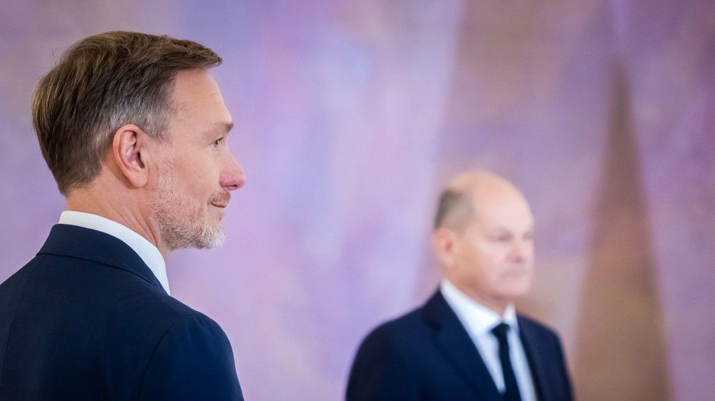 Olaf Scholz szövetségi kancellár (r/SPD) és Christian Lindner (FDP), volt szövetségi pénzügyminiszter egymás mellett a Bellevue-palotában