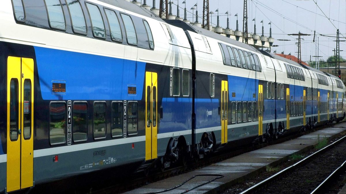 Vonaton akart női táskát rabolni két férfi, az emeletre menekültek, de a lányok nem hagyták magukat