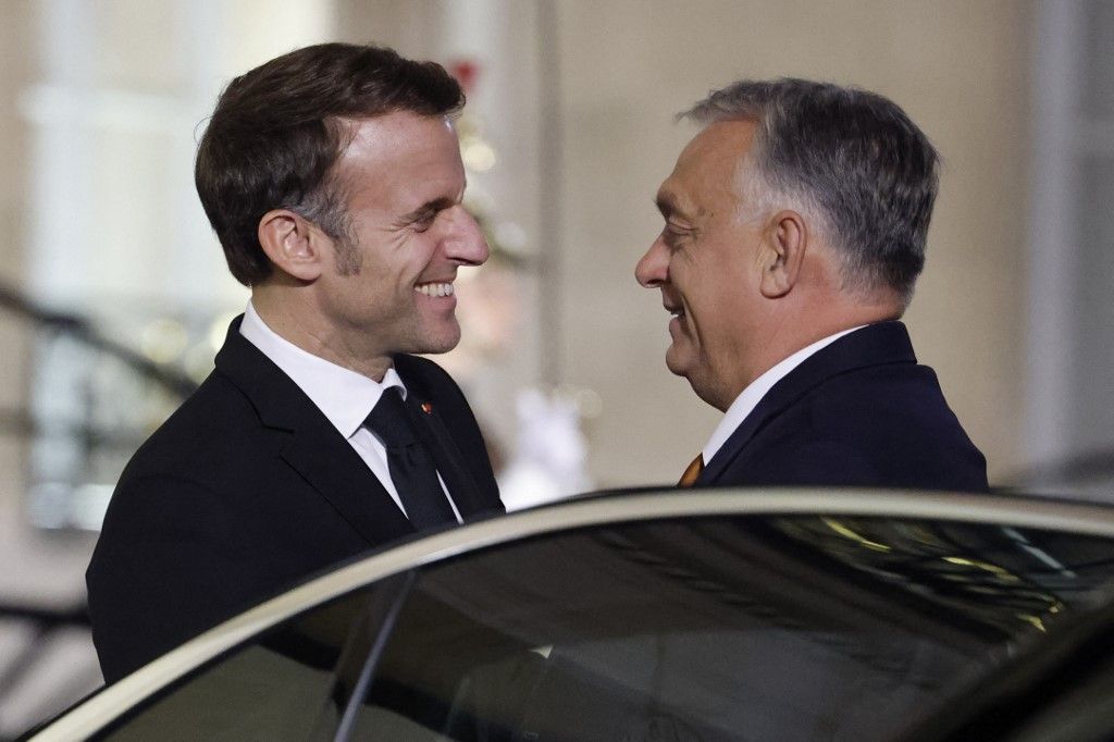 Emmanuel Macron (L) francia elnök üdvözölte Orbán Viktor magyar miniszterelnököt 2024. október 22-én, Párizsban, az Elysee elnöki palotában