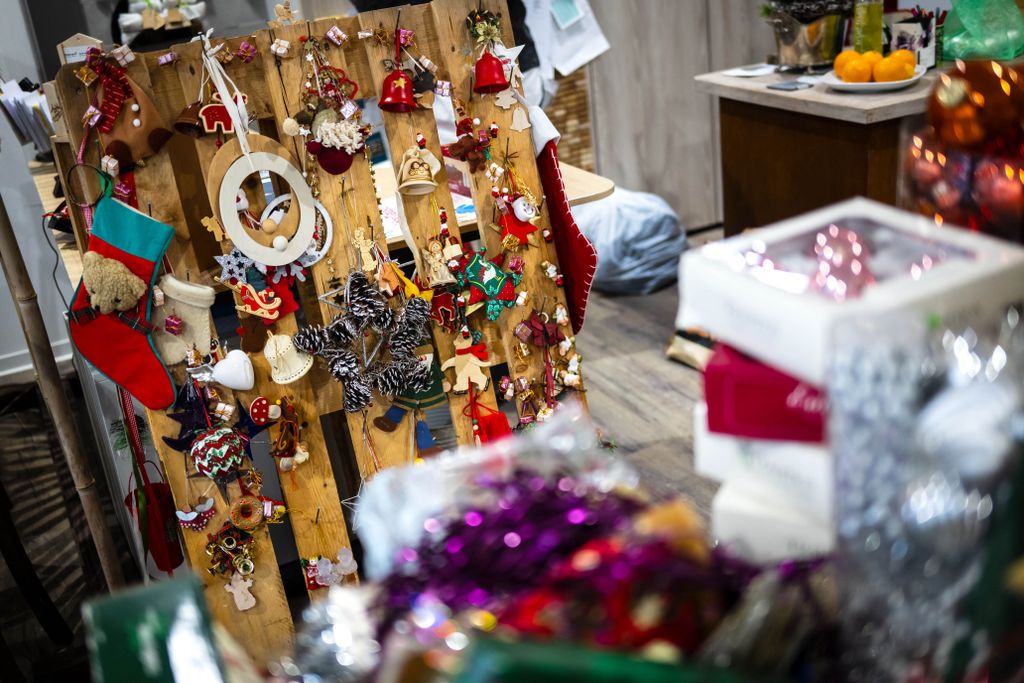 Candles and baubles - exchange market for Christmas decPRODUCTION - 20 November 2024, Bremen, Bremerhaven: The Christmas decoration exchange at the climate protection workshop in Bremerhaven. Give away old decorations, take away new ones: The Climate Protection Workshop in Bremerhaven is organizing a Christmas decoration exchange. Visitors can swap discarded Advent wreaths, baubles and candles for new decorations. Photo: Sina Schuldt/dpa (Photo by Sina Schuldt / DPA / dpa Picture-Alliance via AFP)orations