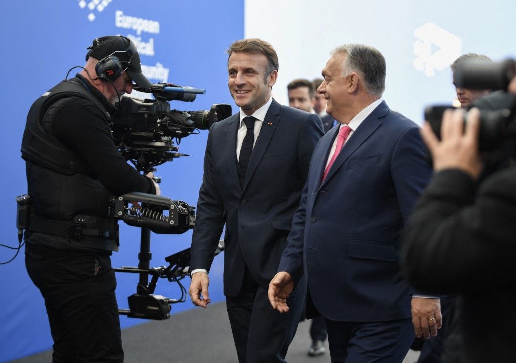 Emmanuel Macron (L) francia elnököt köszönti Orbán Viktor miniszterelnök, amikor az Európai Politikai Közösség 2024. november 7-i budapesti csúcstalálkozójára érkezik