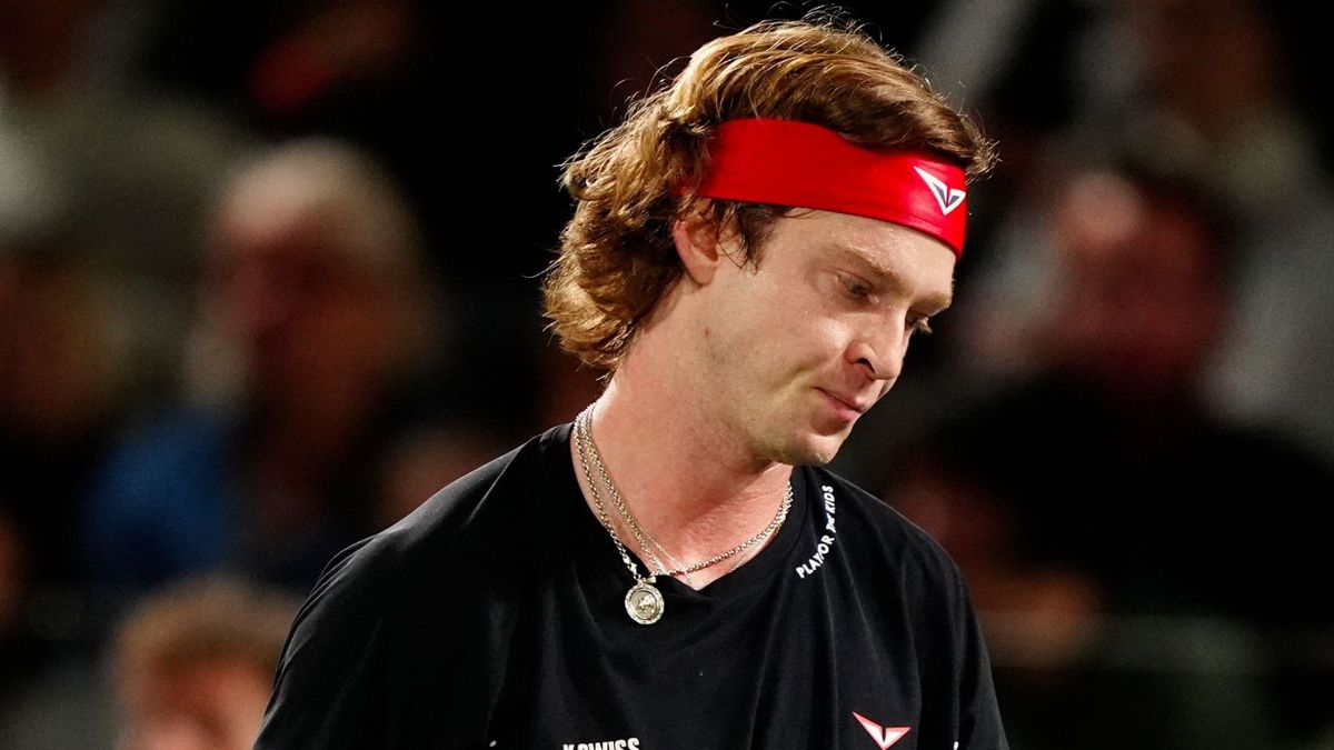 Russia's Andrey Rublev reacts as he plays against Argentina's Francisco Cerundolo ATP világbajnokság Párizs Andrej Rubljov véresre verte magát Carlos Alcaraz