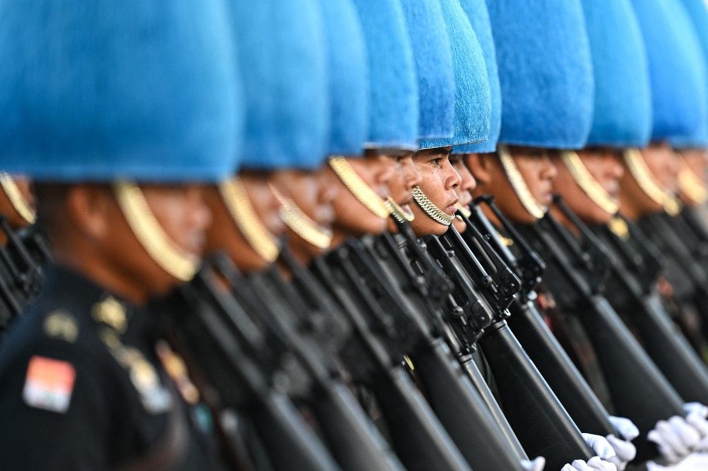Thai Royal Guards take part in a rehearsal for "Trooping the Colour" and oath-giving ceremony to mark the 72nd birthday celebrations of Thailand's King Maha Vajiralongkorn at Dusit Palace in Bangkok on November 30, 2024. The December 3 ceremony is set to be the first "Trooping the Colour" parade and oath-giving in 16 years, and the first of such ceremonies to be held during the reign of Thailand's King Maha Vajiralongkorn. (Photo by MANAN VATSYAYANA / AFP)