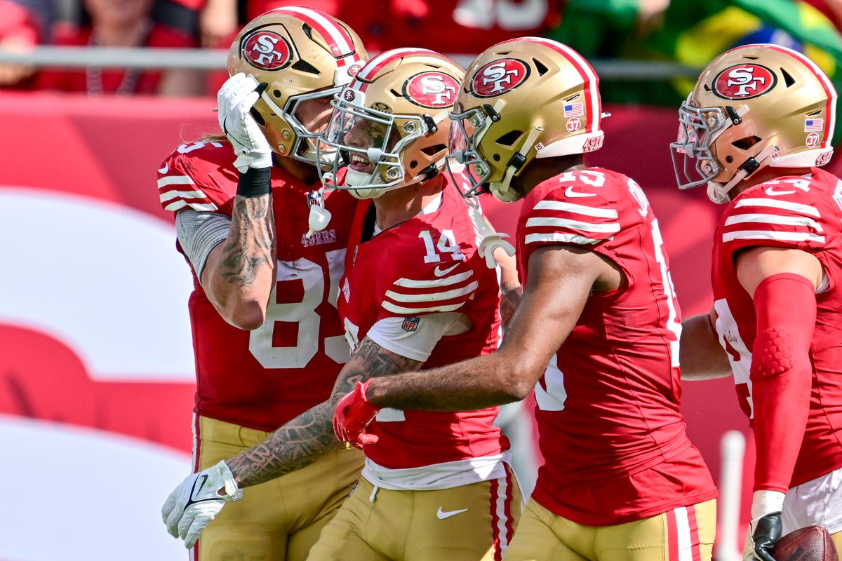 San Francisco 49ers v Tampa Bay Buccaneers TAMPA, FLORIDA - NOVEMBER 10: Ricky Pearsall #14 of the San Francisco 49ers celebrates with teammates after scoring a touchdown during the first quarter against the Tampa Bay Buccaneers at Raymond James Stadium on November 10, 2024 in Tampa, Florida. (Photo by Julio Aguilar/Getty Images) mellkason lőtték