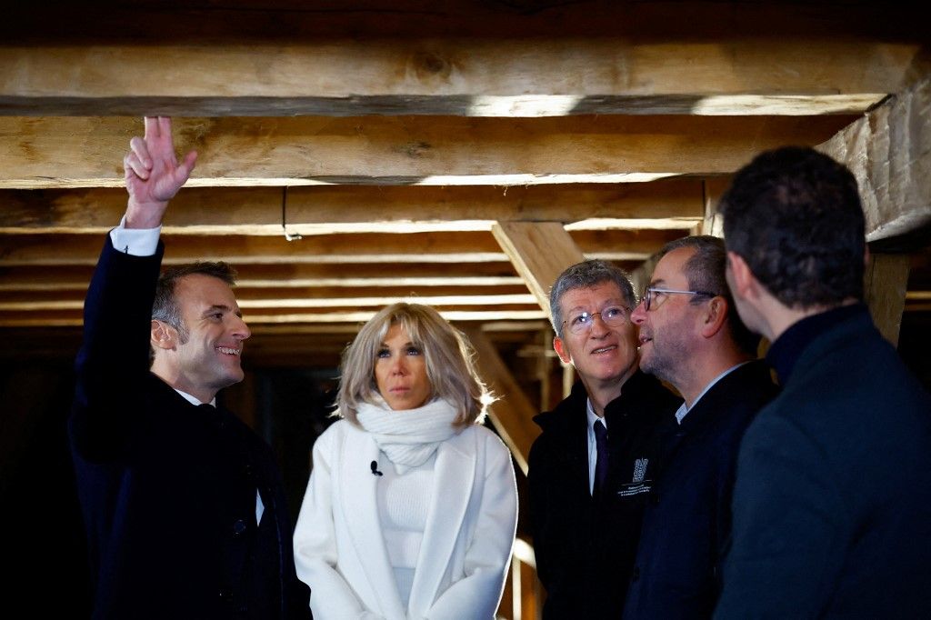 French President Emmanuel Macron (C-L) applauds with attendees, including workers of reconstruction of Notre-Dame de Paris cathedral, during his visit to the cathedral in Paris, on November 29, 2024. The Notre-Dame Cathedral is set to re-open early December 2024, with a planned weekend of ceremonies on December 7 and 8, 2024, five years after the 2019 fire which ravaged the world heritage landmark and toppled its spire. (Photo by Sarah Meyssonnier / POOL / AFP)