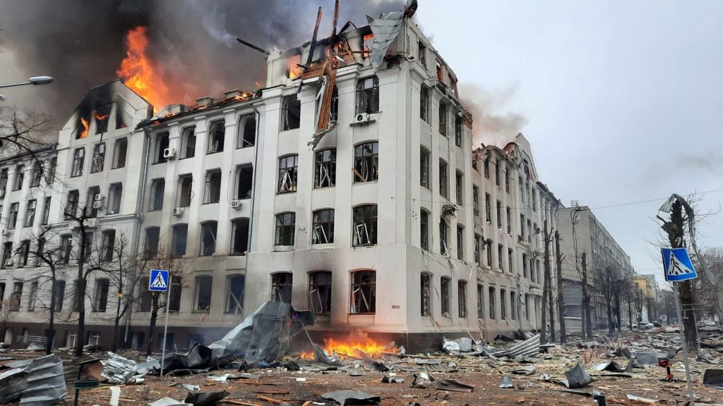 This handout picture released by the State Emergency Service of Ukraine, shows firefighters extinguishing a fire in the Kharkiv regional police department building, which is said was hit by recent shelling, in Kharkiv on March 2, 2022. (Photo by UKRAINE EMERGENCY MINISTRY PRESS SERVICE / AFP) / RESTRICTED TO EDITORIAL USE - MANDATORY CREDIT "AFP PHOTO / Ukraine Emergency Ministry press service / handout" - NO MARKETING - NO ADVERTISING CAMPAIGNS - DISTRIBUTED AS A SERVICE TO CLIENTS