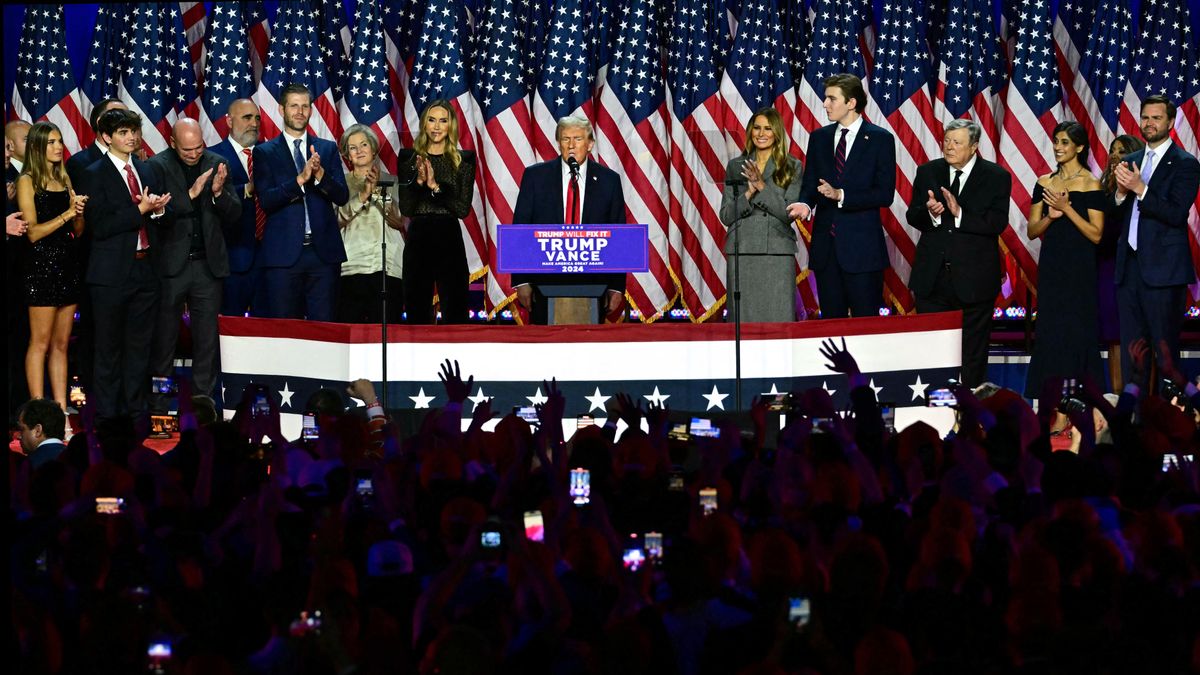 Donald Trump  győzelmi beszédet mond a floridai West Palm Beach-i West Palm Beach Kongresszusi Központban 2024. november 6-án egy választási éjszakai rendezvényen.