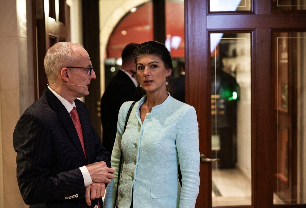 Sahra Wagenknecht (r), a BSW szövetségi elnökét Wolfgang Krach üdvözölte a Süddeutsche Zeitung (SZ) 18. gazdasági csúcstalálkozóján