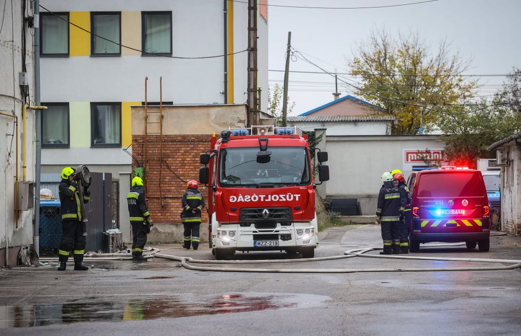 Soroksári út tűz csarnoképület ég