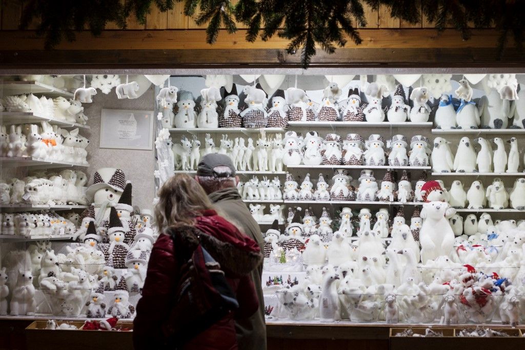 A bécsi karácsonyi vásár (Christkindlmarkt) látogatói a Városháza téren (Rathausplatz) a Városháza előtt