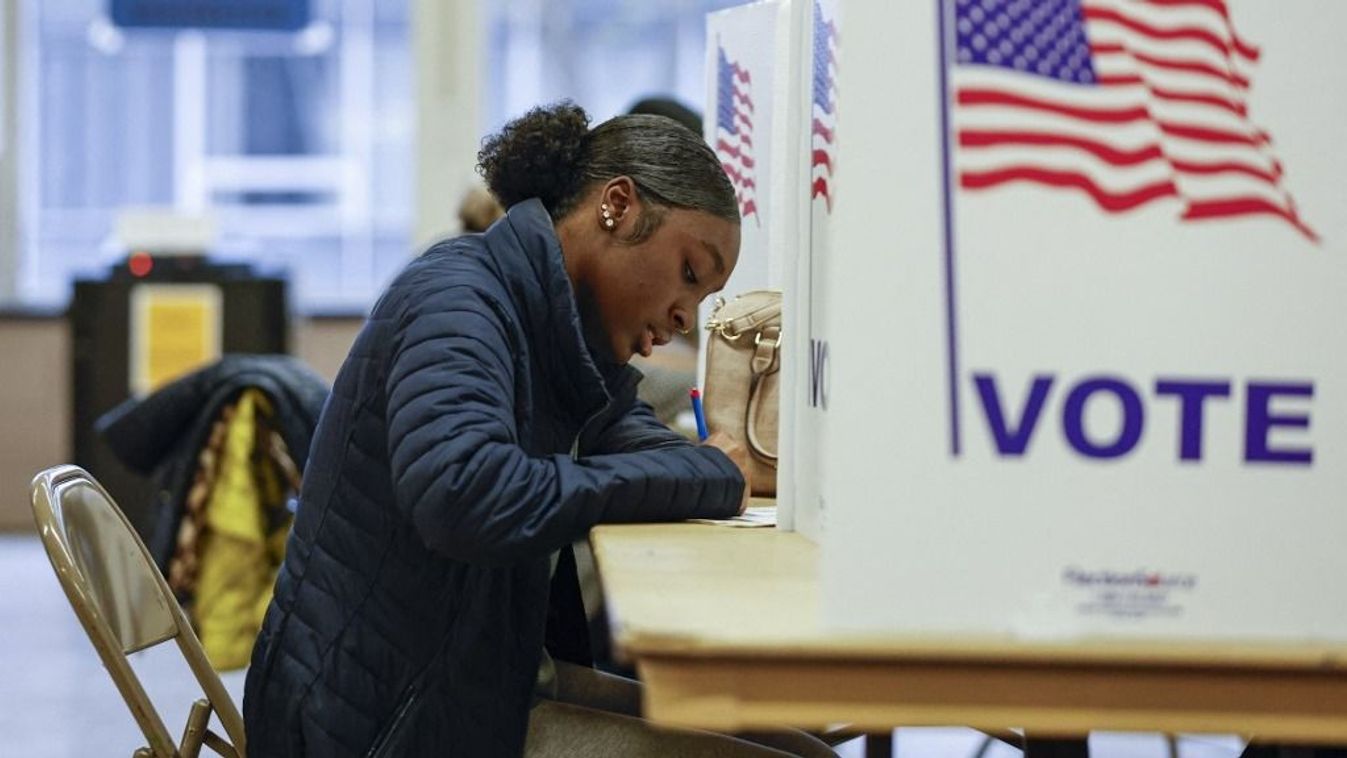 Egy nő leadja szavazatát az amerikai elnökválasztáson