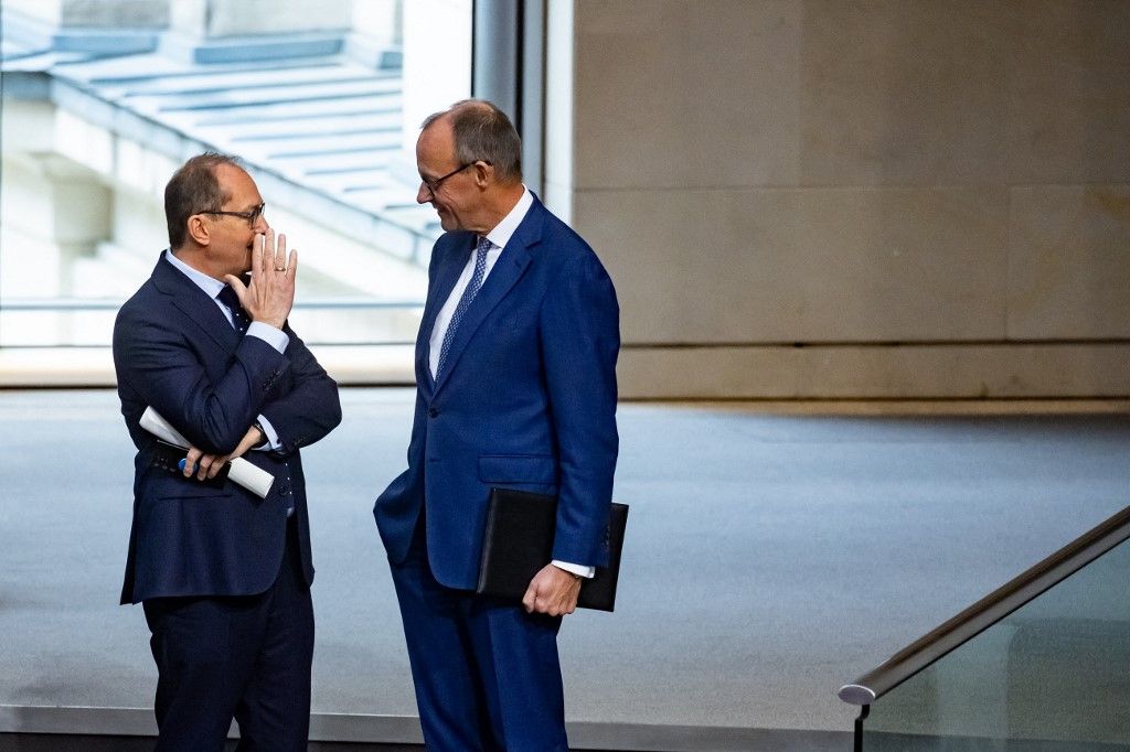 Friedrich Merz, a Kereszténydemokrata Unió (CDU) vezetője és Alexander Dobrindt, a Keresztényszociális Unió (CSU) parlamenti frakcióvezetője együtt érkezik a berlini Bundestag alsóházának plenáris ülésére 2024. november 13-án