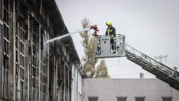 Soroksári út tűz csarnoképület ég