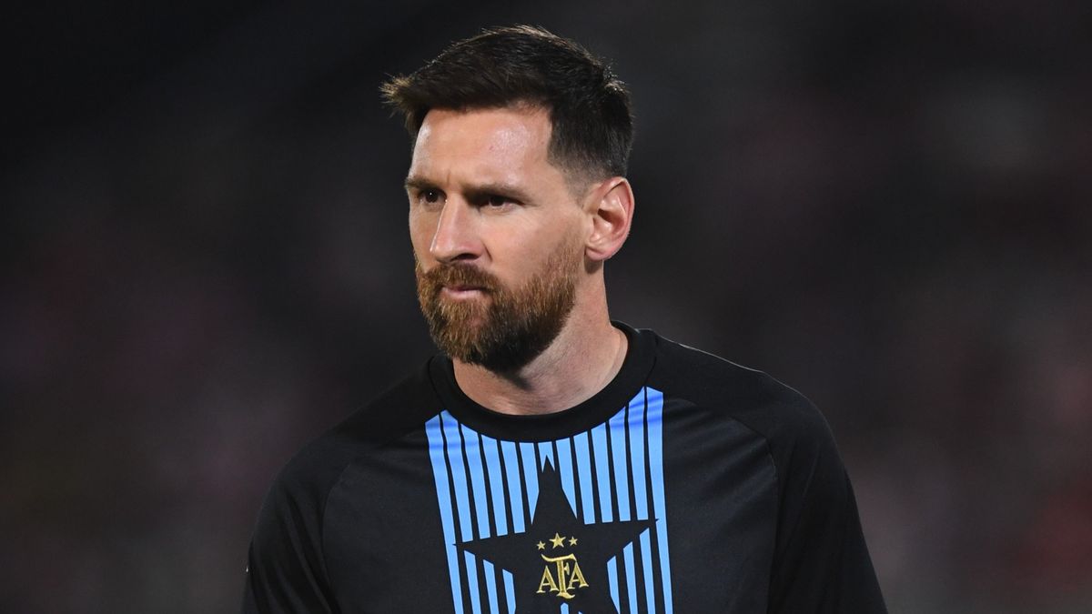 Messi fenyegette a játékvezetőt, a világbajnokot ollózásos góllal sokkolták + videó