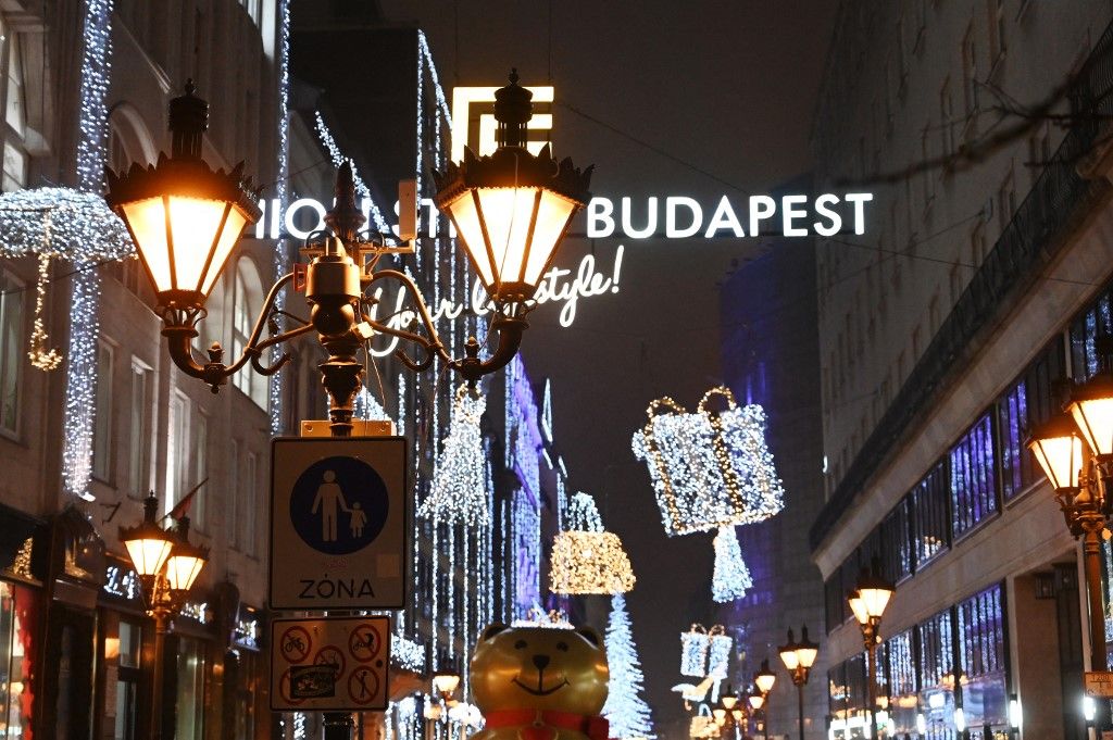 Karácsonyi díszek láthatók a karácsonyi vásáron Budapest belvárosában, az úgynevezett "Fashion Street"-en 2023. december 19-én