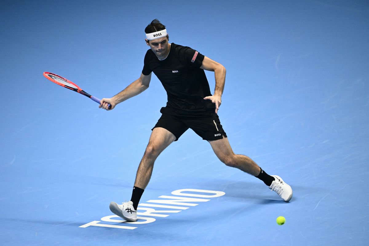 USA's Taylor Fritz hits a return to Germany's Alexander Zverev during their semi-final match at the ATP Finals tennis tournament in Turin on November 16, 2024. (Photo by Marco BERTORELLO / AFP) ATP világbajnokság elődöntő videóbíró