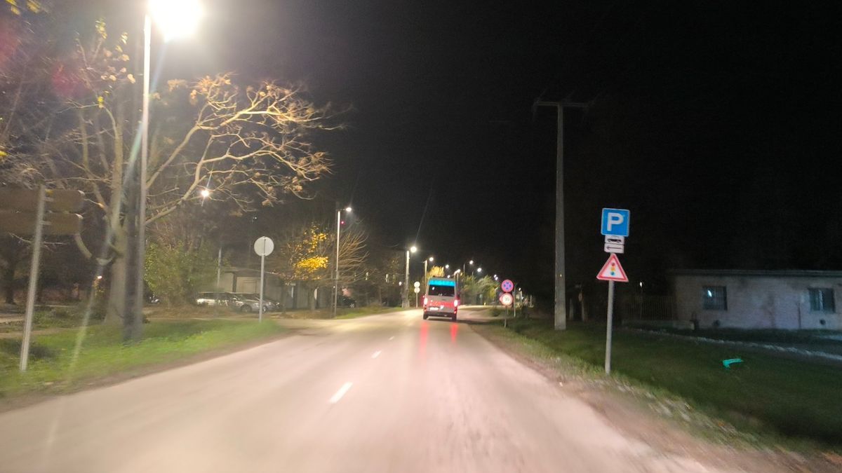 Feldühödött tömegtől kellett megvédeniük a mentősöket a rendőröknek