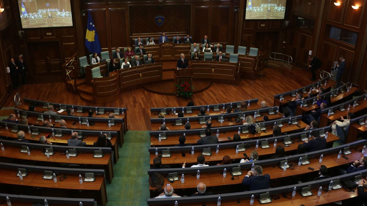 Tömegverekedés tört ki a szerb parlamentben + videó