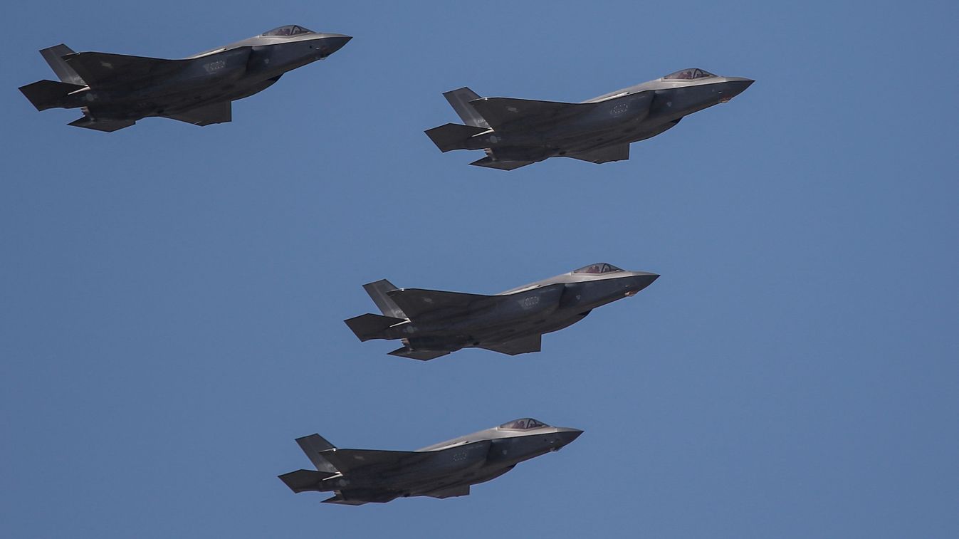 Dél-koreai Airforce F-35 alakulat repülése a szöuli ADEX 2023 során a szöuli katonai repülőtéren Seongnamban.