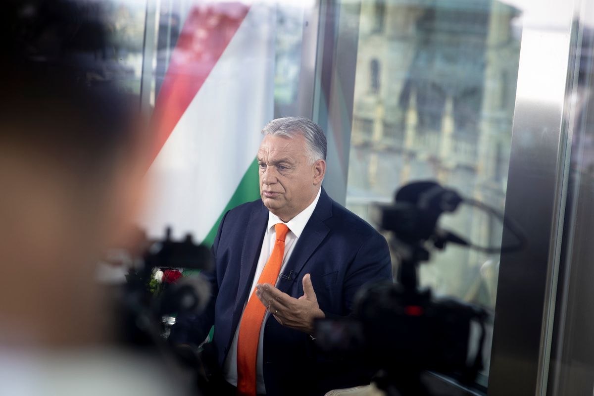 A Miniszterelnöki Sajtóiroda által közreadott képen Orbán Viktor miniszterelnök az osztrák ServusTV-nek ad interjút Bécsben 2024. október 31-én (Fotó: MTI/Miniszterelnöki Sajtóiroda/Fischer Zoltán)