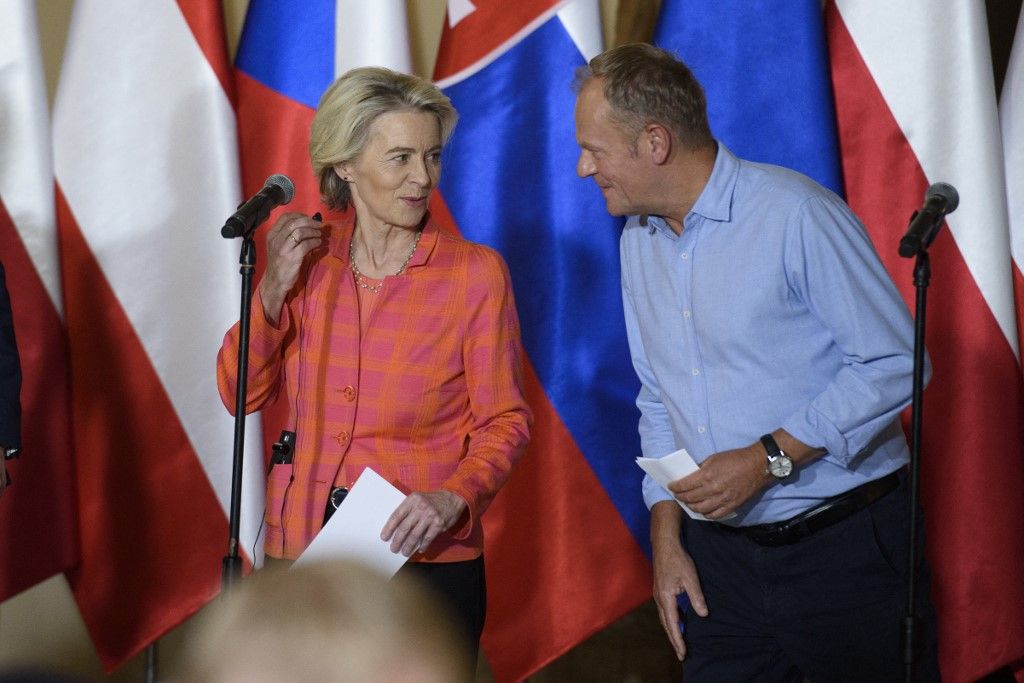 Ursula von der Leyen, az Európai Bizottság elnöke és Donald Tusk lengyel miniszterelnök sajtótájékoztatón vesz részt a 2024. szeptember 19-i lengyelországi Wroclawban folytatott megbeszélést követően