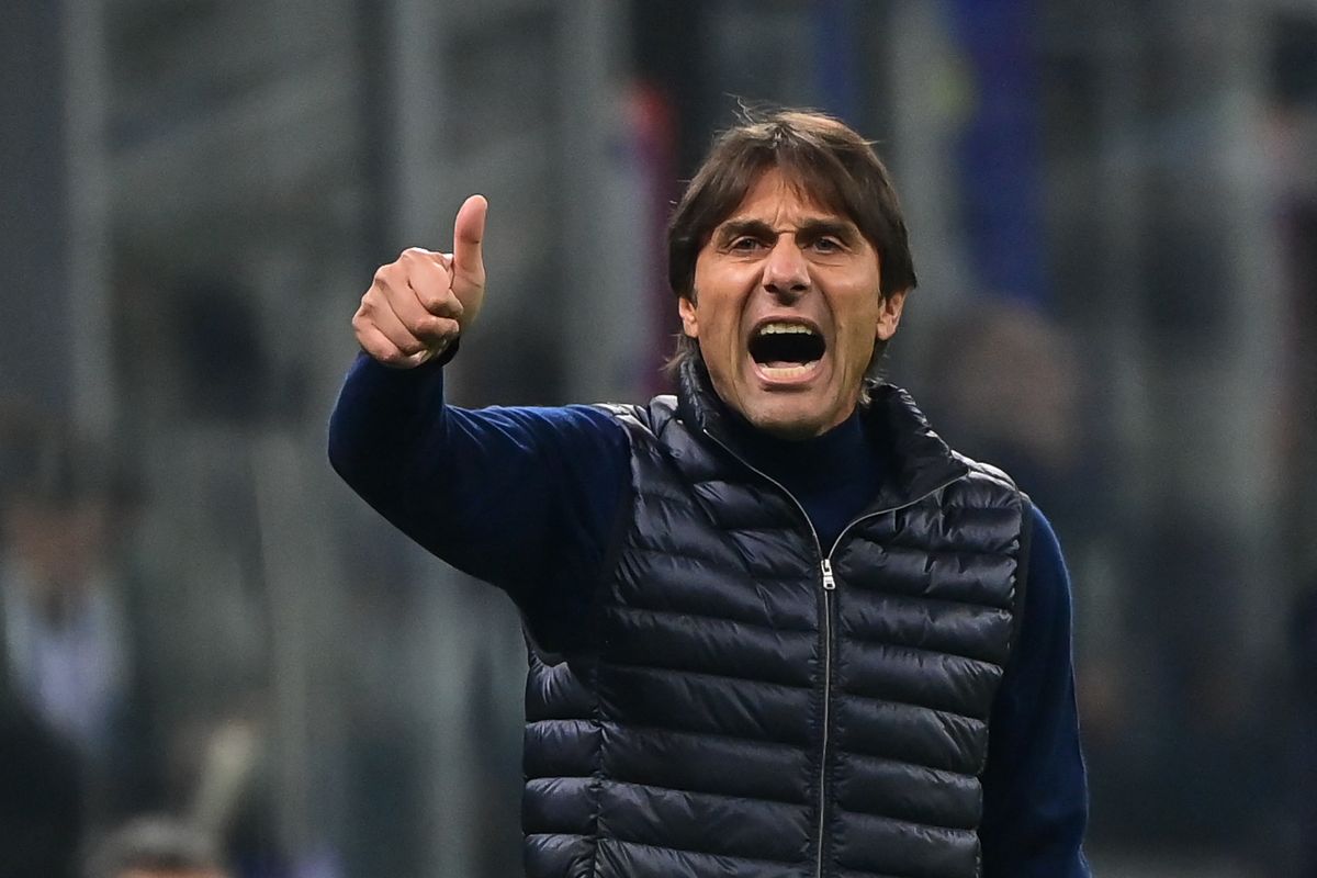 MILAN, ITALY - NOVEMBER 10: Antonio Conte, head coach of SSC Napoli during the Italian Serie A football match Inter Milan and SSC Napoli at San Siro Stadium in Milan, Italy on November 10, 2024 Piero Cruciatti / Anadolu (Photo by Piero Cruciatti / ANADOLU / Anadolu via AFP) VAR büntető Calhanoglu Simone Inzaghi