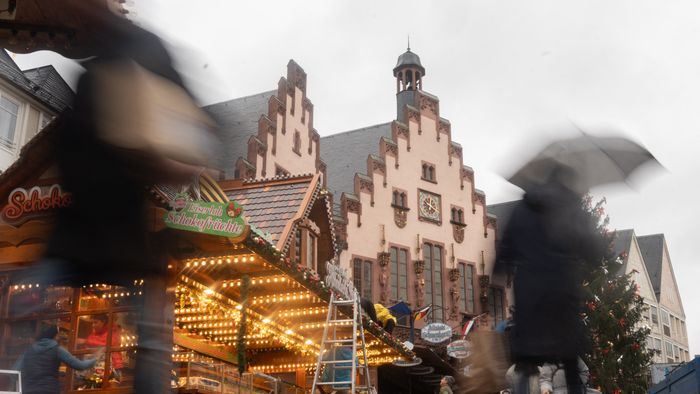 Christmas Market F19 November 2024, Hesse, Frankfurt/Main: Stall holders are busy setting up their stalls at the Christmas market on the Römerberg. The market will officially open on November 25. Photo: Etienne Dötsch/dpa (Photo by Etienne Dötsch / DPA / dpa Picture-Alliance via AFP)rankfurt