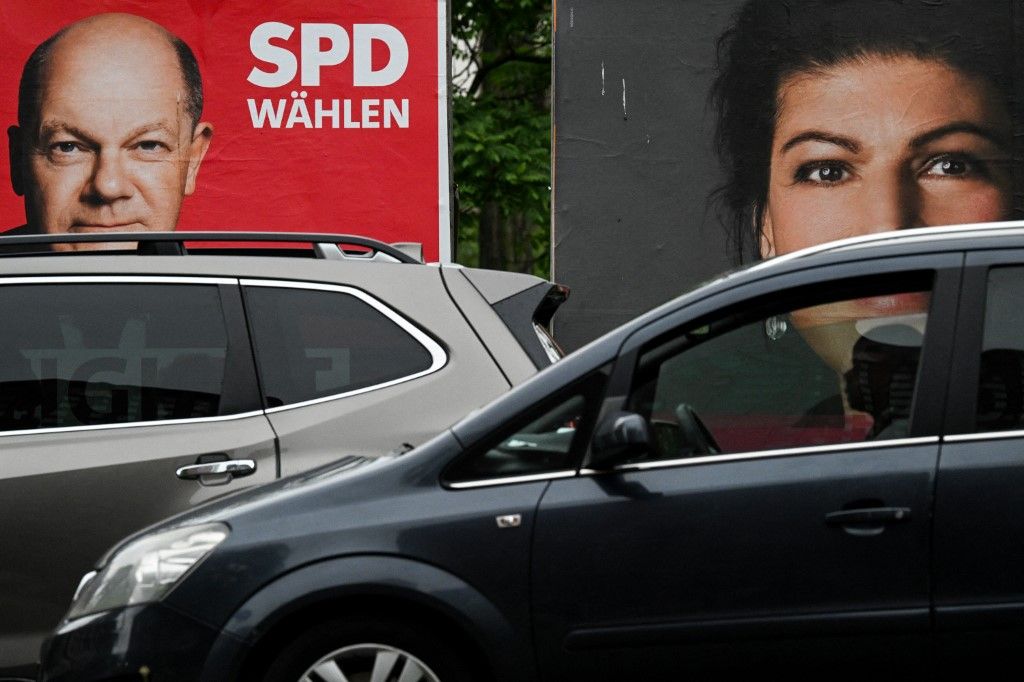 Sahra Wagenknecht német politikus, a "Buendnis Sahra Wagenknecht" német baloldali párt (BSW, Sahra Wagenknecht Szövetség) és  a Németországi Szociáldemokrata Párt (SPD) választási plakátja