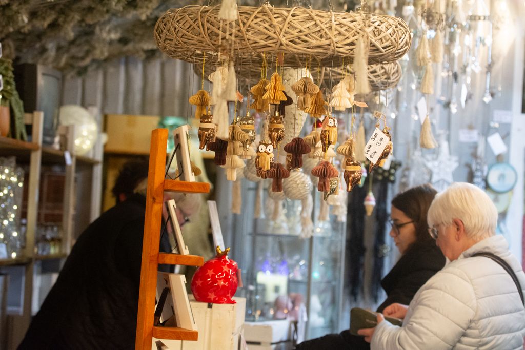 OberhaA general view of a crowd of people is seen during the opening of the Oberhausen Christmas market in Oberhausen, Germany, on November 15, 2024. (Photo by Ying Tang/NurPhoto) (Photo by Ying Tang / NurPhoto / NurPhoto via AFP)usen Christmas Market Opens