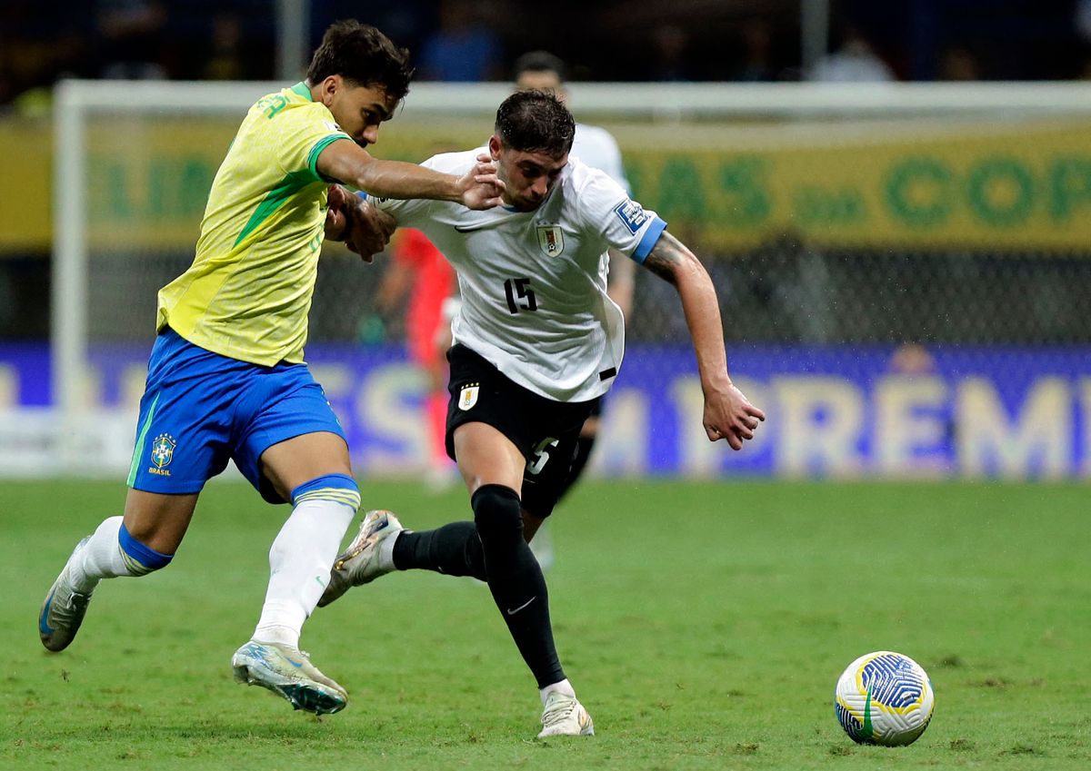 Vinícius Real Madrid Brazília Uruguay foci vb 2026 selejtező
Brazil's midfielder #08 Lucas Paqueta and Uruguay's midfielder #15 Federico Valverde fight for the ball during the 2026 FIFA World Cup South American qualifiers football match between Brazil and Uruguay at the Arena Fonte Nova stadium in Salvador, Brazil, on November 19, 2024. (Photo by Arisson MARINHO / AFP)