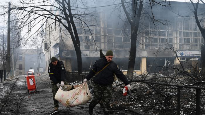 EDITORS NOTE: Graphic content / Police officers remove the body of a passerby killed in yesterday's airstrike that hit Kyiv's main television tower in Kyiv on March 2, 2022. An apparent Russian airstrike hit Kyiv's main television tower in the heart of the Ukrainian capital on March 1, 2022. (Photo by ARIS MESSINIS / AFP)