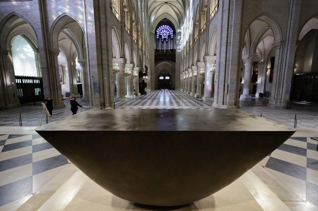 French President Emmanuel Macron (C-L) applauds with attendees, including workers of reconstruction of Notre-Dame de Paris cathedral, during his visit to the cathedral in Paris, on November 29, 2024. The Notre-Dame Cathedral is set to re-open early December 2024, with a planned weekend of ceremonies on December 7 and 8, 2024, five years after the 2019 fire which ravaged the world heritage landmark and toppled its spire. (Photo by Sarah Meyssonnier / POOL / AFP)