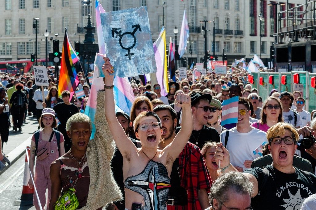 Transzneműek és támogatóik vesznek részt Londonban az első Trans Pride felvonuláson a brit főváros utcáin 2019. szeptember 14-én