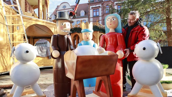 Christmas pyra18 November 2024, Saxony-Anhalt, Quedlinburg: Helpers set up figures for a four-storey Christmas pyramid. Preparations for the Christmas market are underway on the market square in Quedlinburg. Once again, a 13-meter-high Christmas pyramid is being erected. Employees of the Zinnecker fairground company erected the pyramid on Monday. The Christmas market in the Advent town of Quedlinburg begins on 27.11. Photo: Matthias Bein/dpa (Photo by MATTHIAS BEIN / DPA / dpa Picture-Alliance via AFP)mid construction