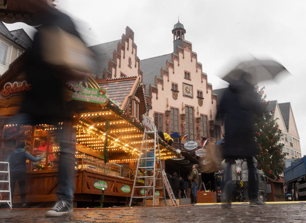 Christmas Market F19 November 2024, Hesse, Frankfurt/Main: Stall holders are busy setting up their stalls at the Christmas market on the Römerberg. The market will officially open on November 25. Photo: Etienne Dötsch/dpa (Photo by Etienne Dötsch / DPA / dpa Picture-Alliance via AFP)rankfurt