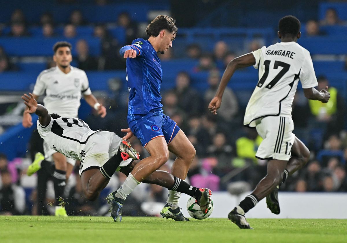 Chelsea's Spanish striker #38 Marc Guiu (C) avoids a challenge from FC Noah's Cameroonian midfielder #88 Yan Eteki (L) and FC Noah's Burkinabe midfielder #17 Gustavo Sangare during the UEFA Europa Conference League, League Stage football match between Chelsea and FC Noah at Stamford Bridge in London on November 7, 2024. (Photo by Glyn KIRK / AFP) Konferencialiga