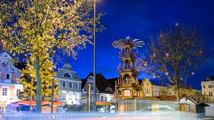 Cottbus Christmas market before opening20 November 2024, Brandenburg, Cottbus: A decorated, large Christmas tree and a pyramid stand together with closed stalls at the Cottbus Christmas market of 1000 stars in the evening. The Christmas market on the Altmarkt in Cottbus city center will open on 25.11.2024. Photo: Patrick Pleul/dpa/ZB (Photo by PATRICK PLEUL / DPA / dpa Picture-Alliance via AFP)