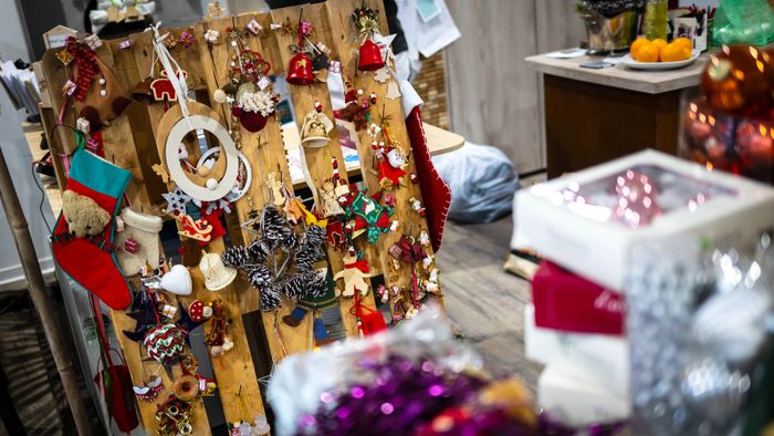 Candles and baubles - exchange market for Christmas decPRODUCTION - 20 November 2024, Bremen, Bremerhaven: The Christmas decoration exchange at the climate protection workshop in Bremerhaven. Give away old decorations, take away new ones: The Climate Protection Workshop in Bremerhaven is organizing a Christmas decoration exchange. Visitors can swap discarded Advent wreaths, baubles and candles for new decorations. Photo: Sina Schuldt/dpa (Photo by Sina Schuldt / DPA / dpa Picture-Alliance via AFP)orations