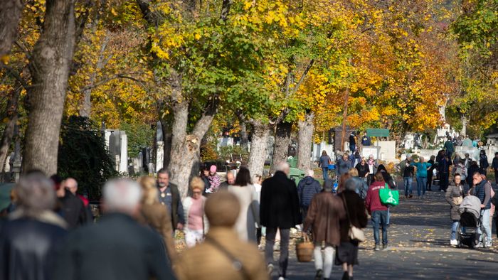 Budapest, 2024. november 1.
Megemlékezõk az óbudai temetõben mindenszentek napján, 2024. november 1-jén.
MTI/Kocsis Zoltán